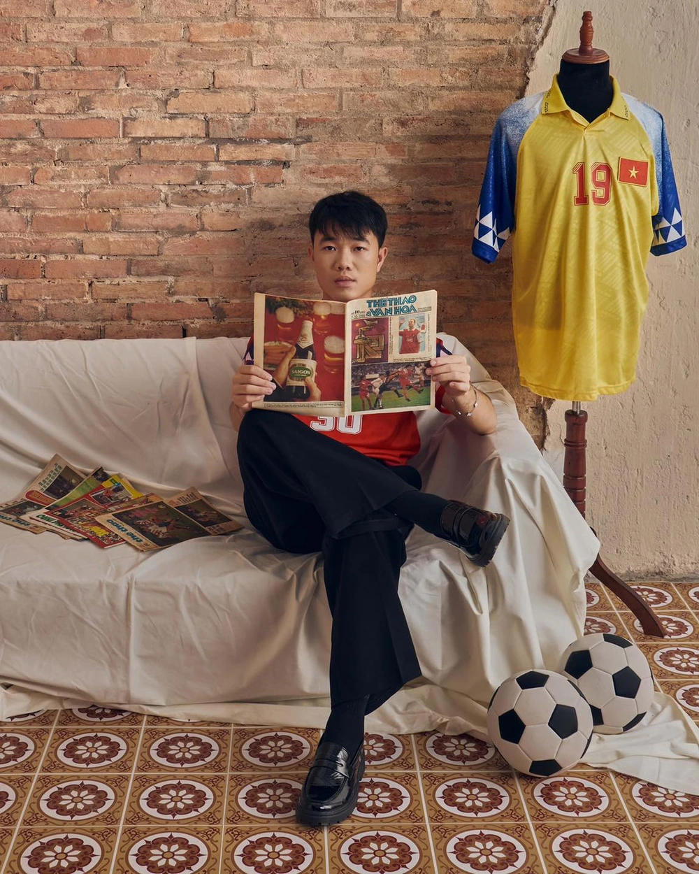 Lương Xuân Trường bảnh bao khi diện thiết kế retro ĐT Việt Nam tại SEA Games 18  - Ảnh 1.