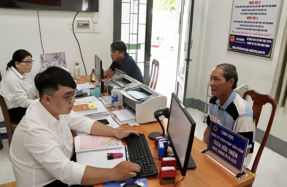 Thủ tướng yêu cầu tập trung tháo gỡ vướng mắc giai đoạn đầu vận hành mô hình tổ chức chính quyền địa phương 2 cấp - Ảnh 2. Thủ tướng yêu cầu tập trung tháo gỡ vướng mắc giai đoạn đầu vận hành mô hình tổ chức chính quyền địa phương 2 cấp - Ảnh 2.