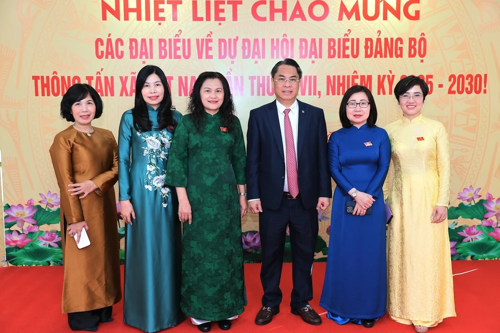 Phó Thủ tướng Mai Văn Chính dự Đại hội đại biểu Đảng bộ Thông tấn xã Việt Nam lần thứ 27, nhiệm kỳ 2025 - 2030 - Ảnh 9.