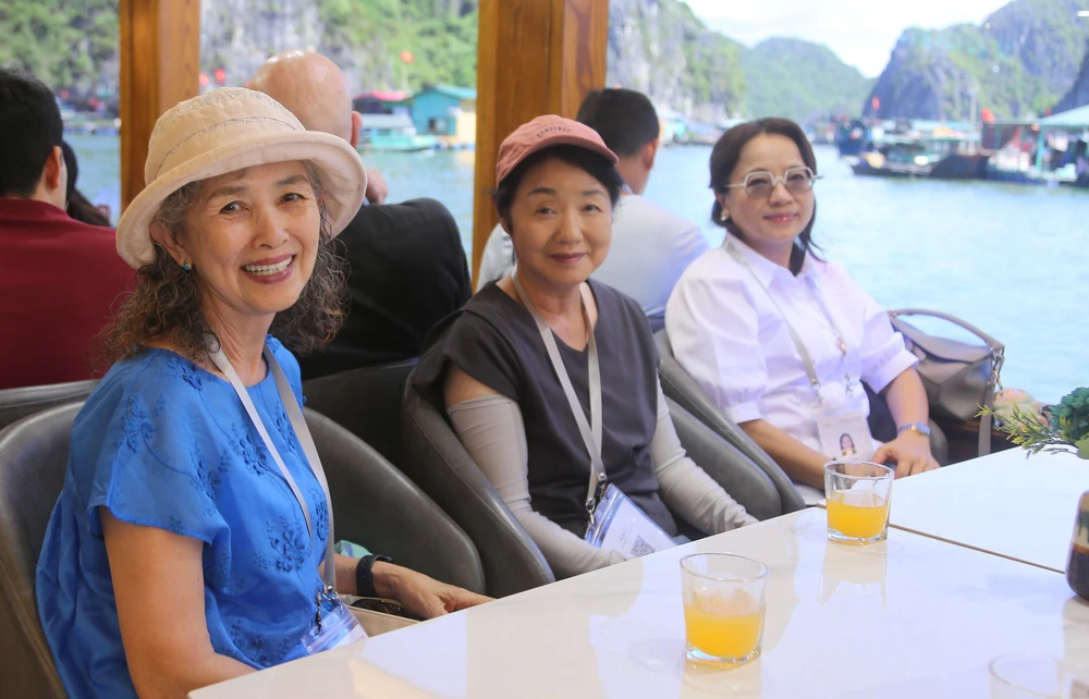 Phu nhân, phu quân đại biểu dự Hội nghị ABAC III thích thú với vẻ đẹp đặc sắc của Di sản Thiên nhiên thế giới - Vịnh Lan Hạ, Đảo Cát Bà - Ảnh 4.