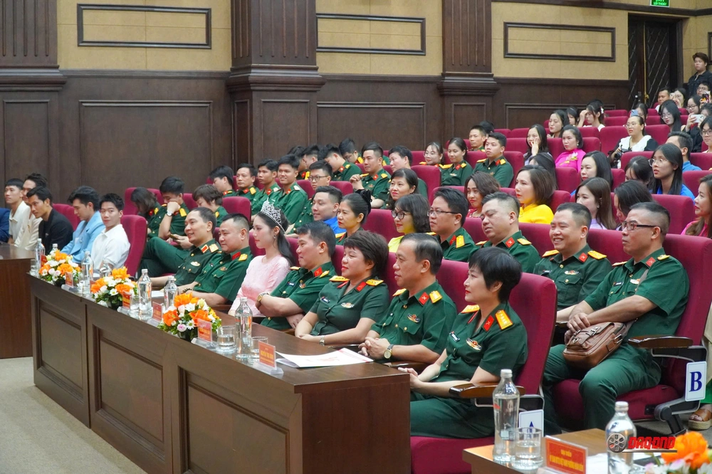 Triển lãm ảnh 'Mưa đỏ': Nén tâm nhang nghệ thuật, khắc ghi trận chiến lịch sử - Ảnh 2.