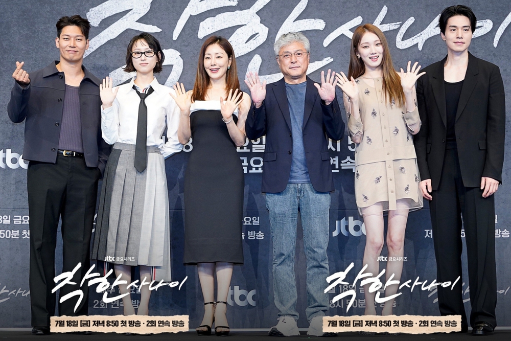 Lee Dong Wook: &quot;Người đàn ông không tuổi&quot; của màn ảnh Hàn Quốc - Ảnh 1.