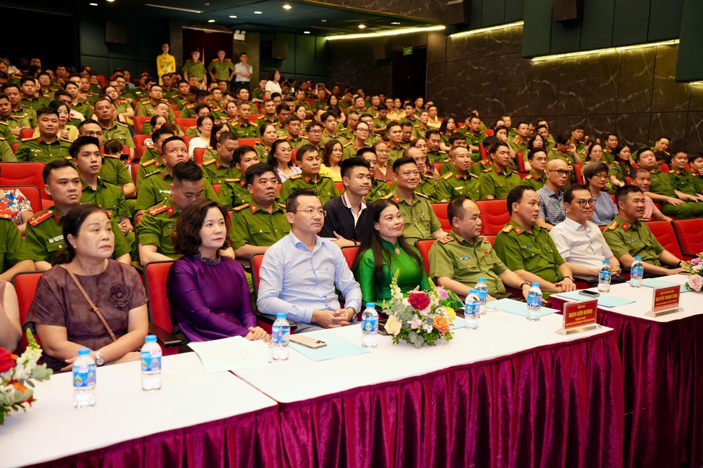 Kịch &quot;Đối mặt&quot;: Phẩm giá và nghị lực của chiến sĩ Công an nhân dân - Ảnh 1.