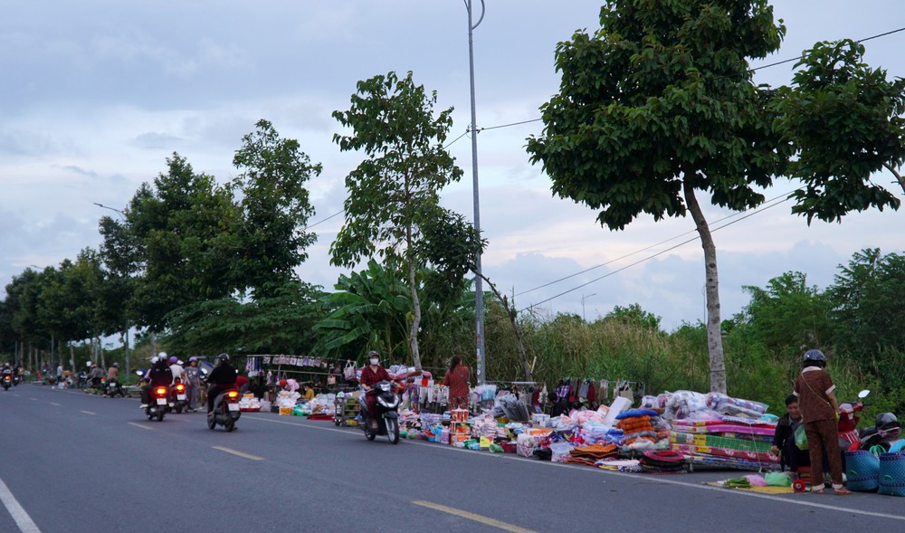 TP. Hồ Chí Minh nghiên cứu bổ sung camera để xử lý vi phạm lòng đường, vỉa hè - Ảnh 1.