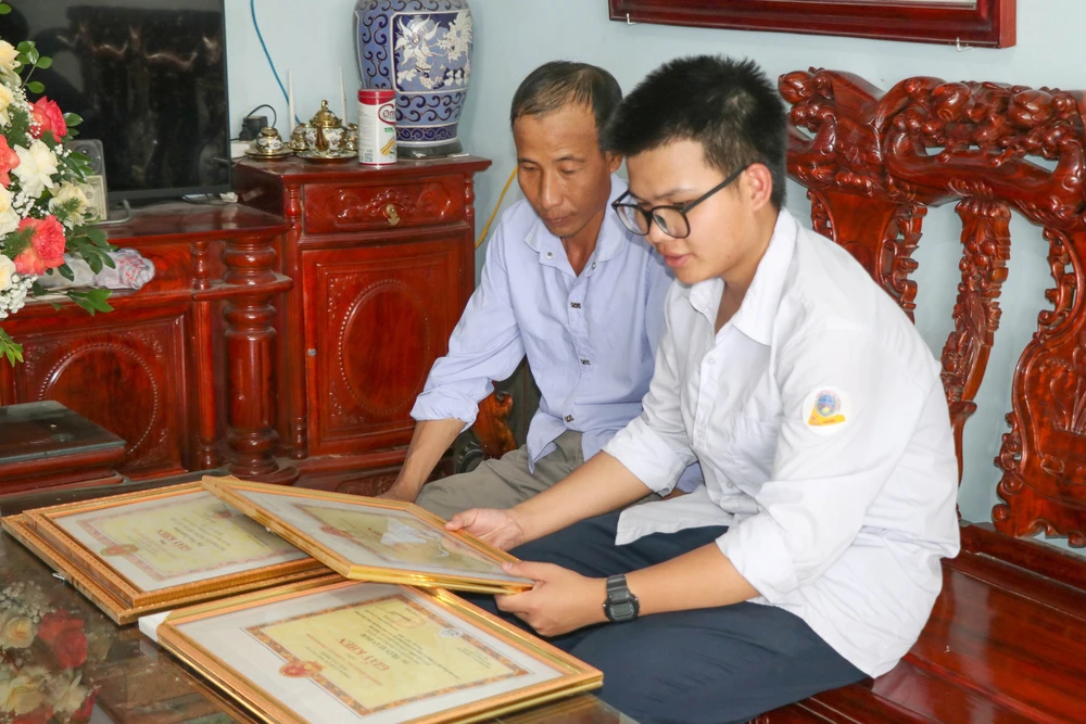 Thủ khoa "toàn năng" truyền cảm hứng trong học đường - Ảnh 3. Thủ khoa "toàn năng" truyền cảm hứng trong học đường - Ảnh 3.