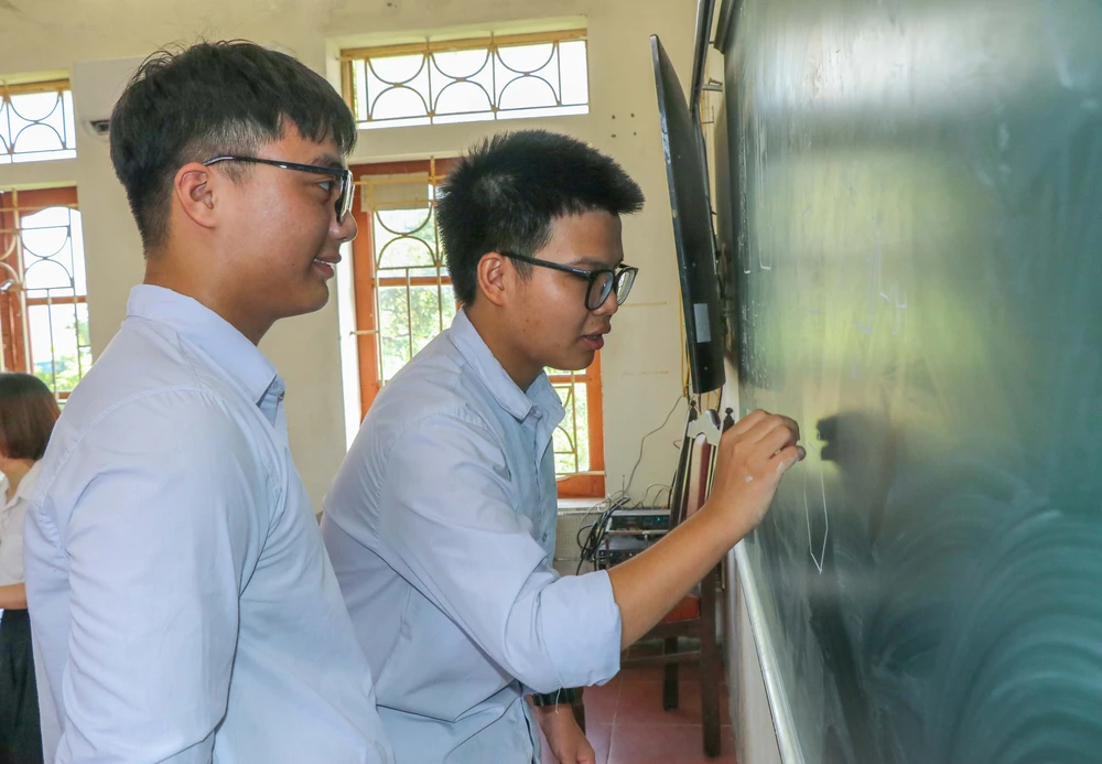Thủ khoa "toàn năng" truyền cảm hứng trong học đường - Ảnh 1. Thủ khoa "toàn năng" truyền cảm hứng trong học đường - Ảnh 1.
