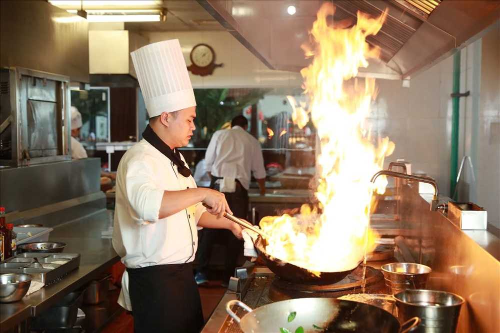 Đồng phục nhà hàng khách sạn: không chỉ cho có, mà phải khiến khách nhớ - Ảnh 1.
