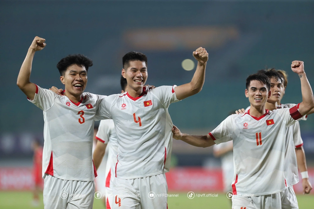 Tin nóng bóng đá Việt hôm nay 20/7: Khuất Văn Khang chờ duyên vô địch của U23 Việt Nam; Becamex TP.HCM chọn trung vệ Serbia - Ảnh 1.
