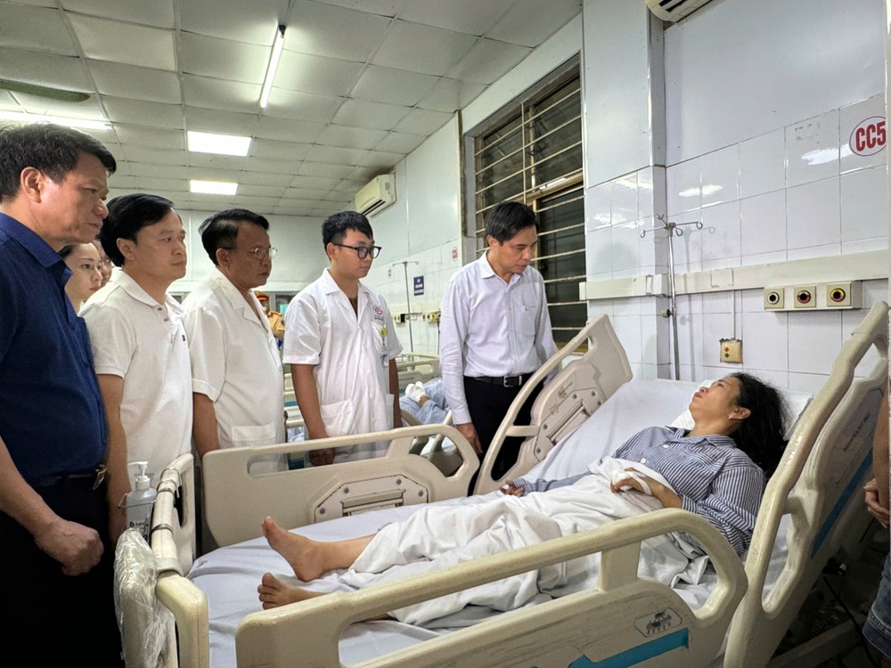 Vụ lật tàu trên vịnh Hạ Long: Cứu chữa người bị thương, khẩn trương tìm kiếm người mất tích - Ảnh 1.