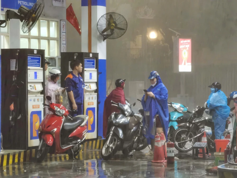 Mưa giông lớn bất ngờ khiến nhiều cây bị quật đổ trên các tuyến đường phố Hà Nội - Ảnh 13.