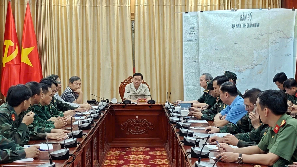 Vụ lật tàu trên vịnh Hạ Long: Phó Thủ tướng Trần Hồng Hà đến hiện trường chỉ đạo công tác cứu nạn, cứu hộ - Ảnh 3.
