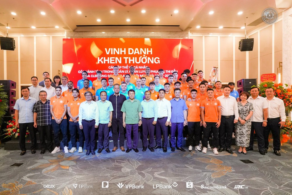 CLB CAHN mừng công - Ảnh 2.