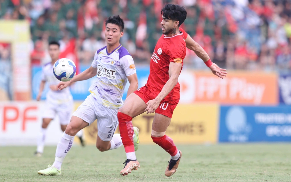 Bóng lăn trên bàn phím: CĐV tranh cãi vì số lượng ngoại binh đăng ký V-League - Ảnh 1.