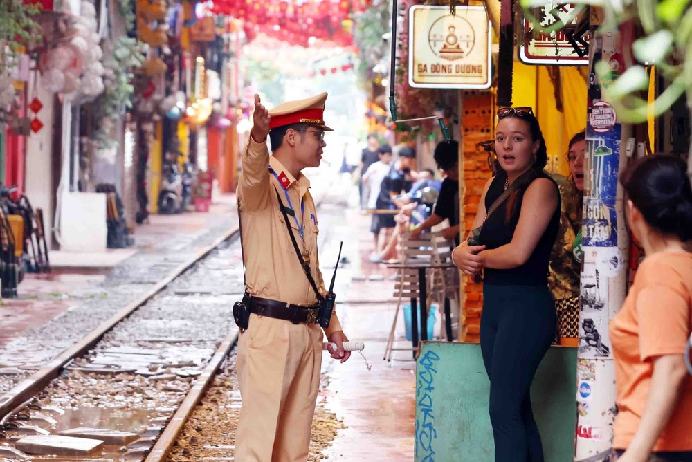 Cảnh sát giao thông tuyên truyền, nhắc nhở vi phạm tại khu &quot;cà phê đường tàu&quot; ở Hà Nội - Ảnh 3.