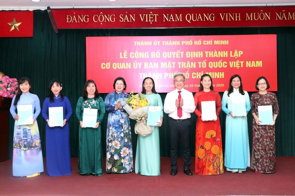 Trao quyết định thành lập cơ quan Ủy ban MTTQ Việt Nam Thành phố Hồ Chí Minh - Ảnh 1.