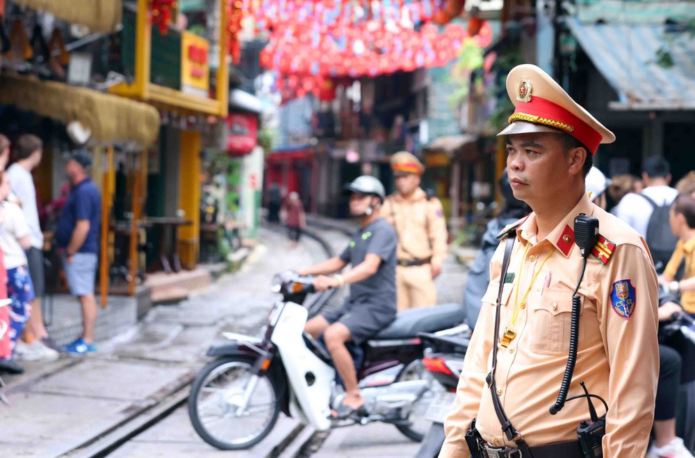 Cảnh sát giao thông tuyên truyền, nhắc nhở vi phạm tại khu &quot;cà phê đường tàu&quot; ở Hà Nội - Ảnh 8.
