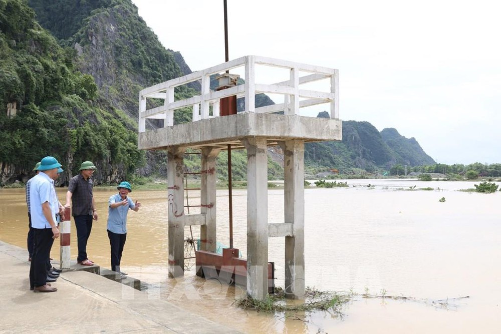 13 tỉnh, thành phố triển khai công tác đảm bảo an toàn đê điều ứng phó bão số 3 và mưa lũ - Ảnh 1.