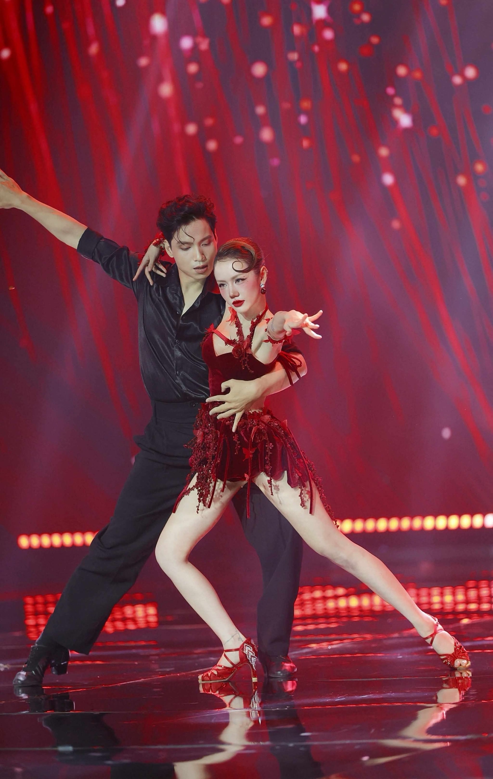 Phương Ly lần đầu thử sức với dancesport đã khiến dàn giám khảo ngạc nhiên - Ảnh 2.