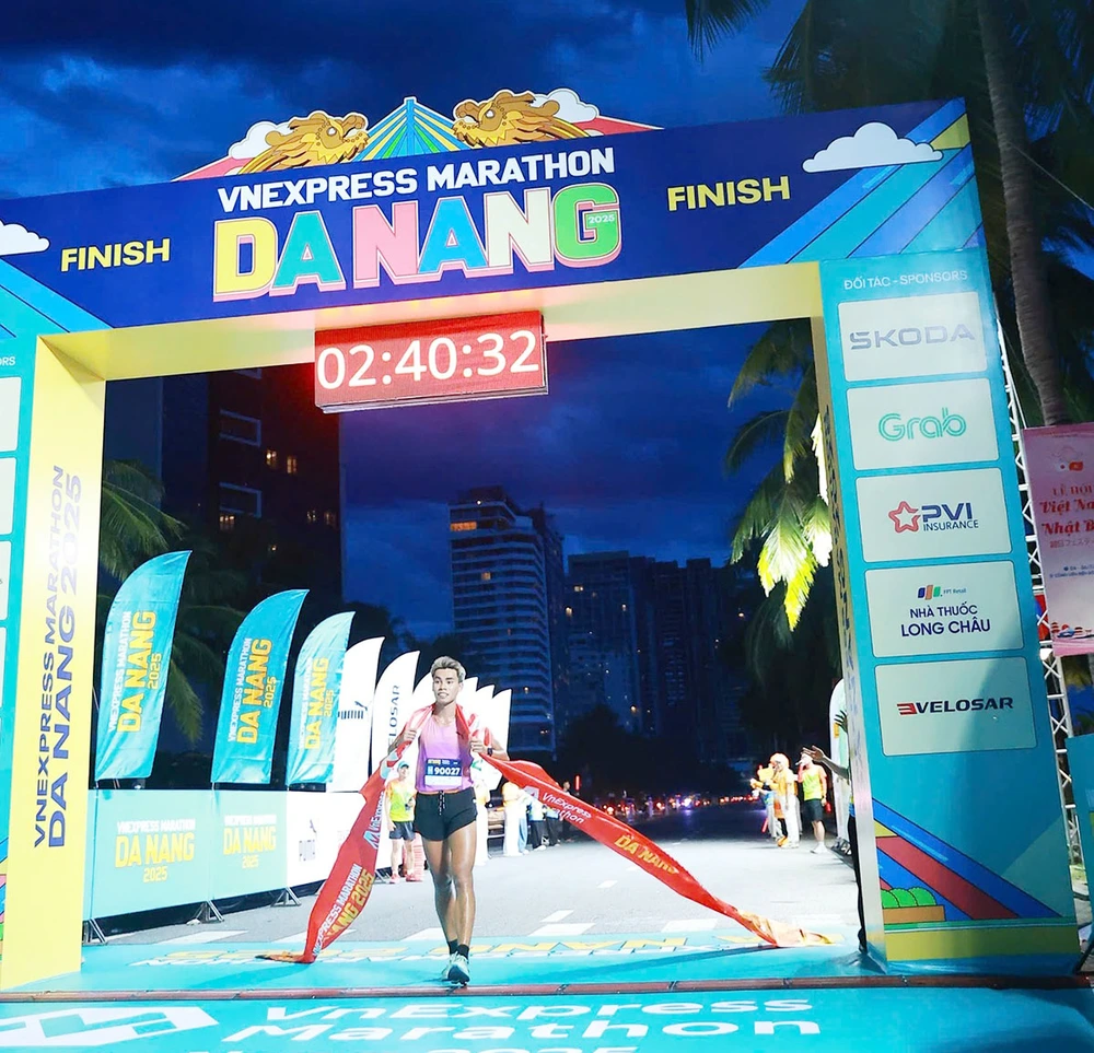 VnExpress Marathon Đà Nẵng 2025: Nữ runner bỏ cuộc khi cách đích 20 mét, mất chức vô địch đáng tiếc - Ảnh 3.