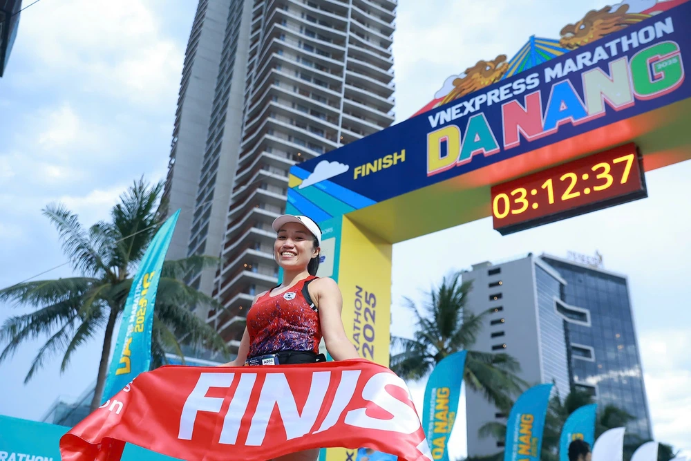 VnExpress Marathon Đà Nẵng 2025: Nữ runner bỏ cuộc khi cách đích 20 mét, mất chức vô địch đáng tiếc - Ảnh 2.