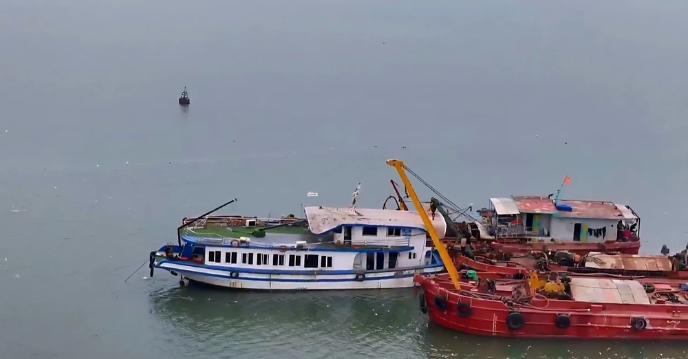 Vụ lật tàu trên vịnh Hạ Long: Tìm thấy 45 nạn nhân, vẫn còn 4 người mất tích - Ảnh 1.