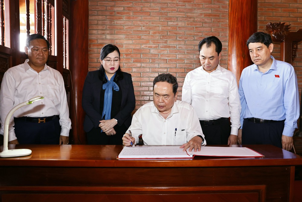Chủ tịch Quốc hội Trần Thanh Mẫn tri ân các Anh hùng Liệt sỹ, người có công tại tỉnh Thái Nguyên - Ảnh 15.