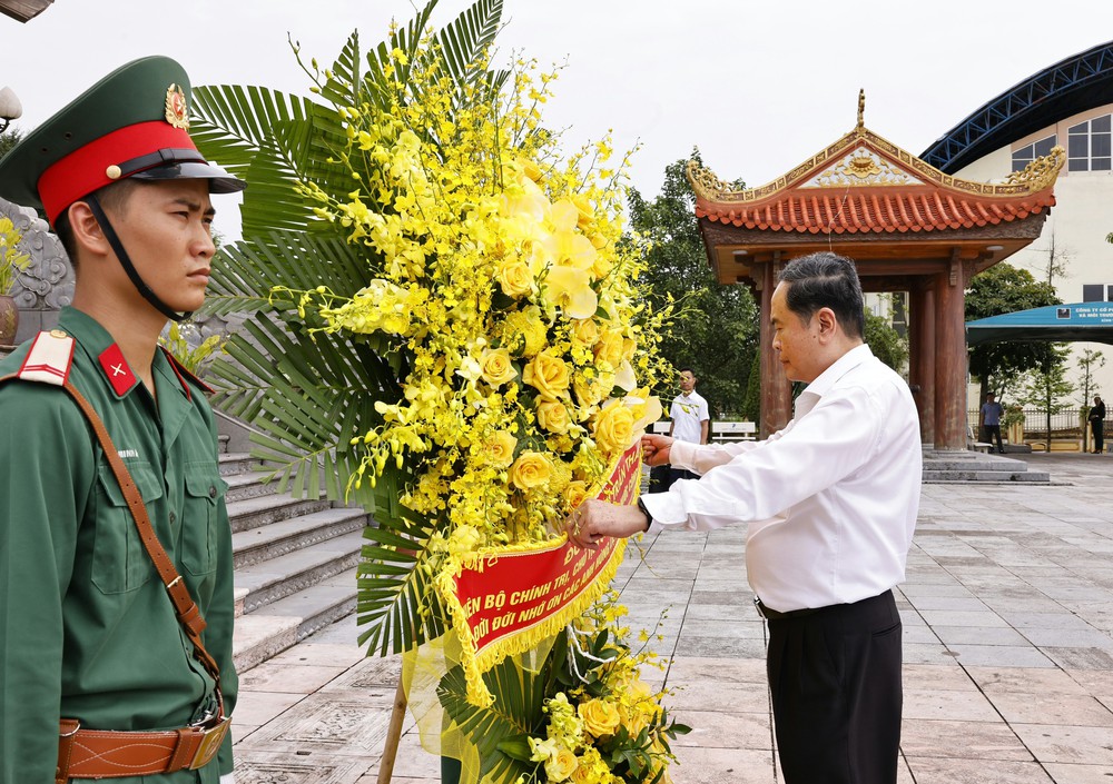 Chủ tịch Quốc hội Trần Thanh Mẫn tri ân các Anh hùng Liệt sỹ, người có công tại tỉnh Thái Nguyên - Ảnh 2.