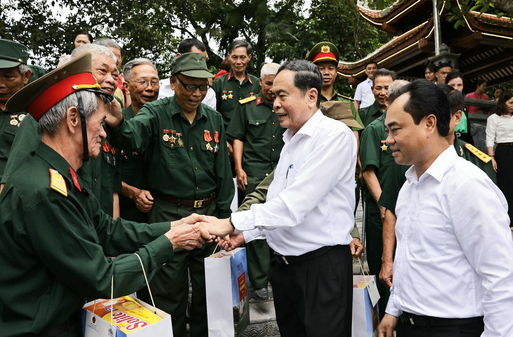 Chủ tịch Quốc hội Trần Thanh Mẫn tri ân các Anh hùng Liệt sỹ, người có công tại tỉnh Thái Nguyên - Ảnh 11.