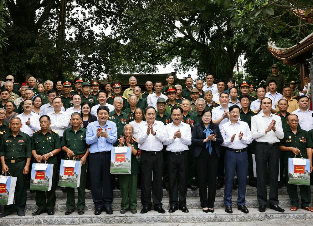 Chủ tịch Quốc hội Trần Thanh Mẫn tri ân các Anh hùng Liệt sỹ, người có công tại tỉnh Thái Nguyên - Ảnh 14.