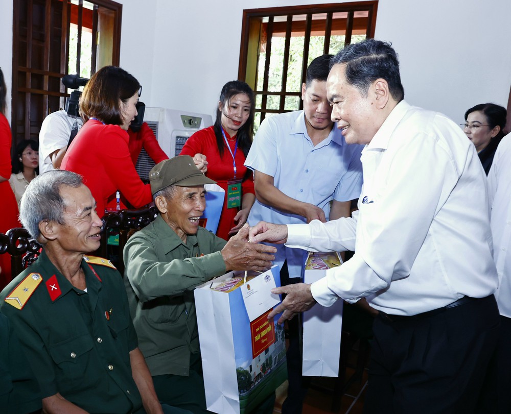 Chủ tịch Quốc hội Trần Thanh Mẫn tri ân các Anh hùng Liệt sỹ, người có công tại tỉnh Thái Nguyên - Ảnh 9.
