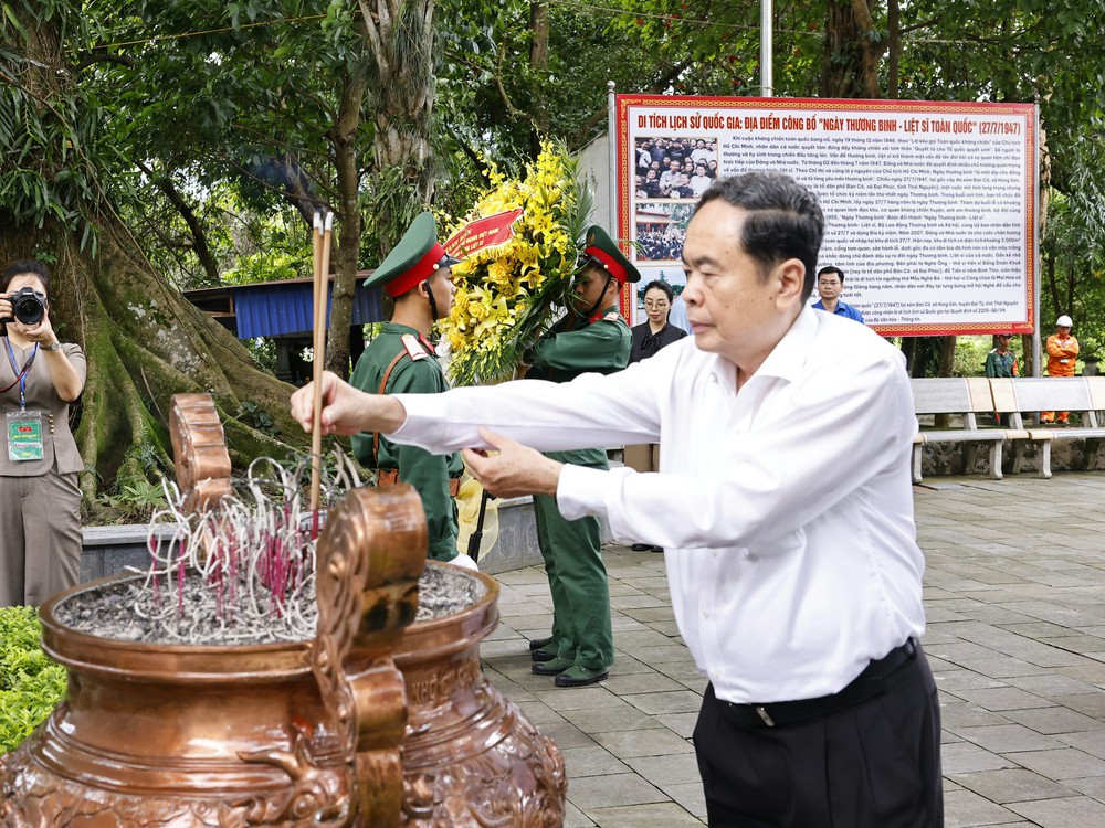 Chủ tịch Quốc hội Trần Thanh Mẫn tri ân các Anh hùng Liệt sỹ, người có công tại tỉnh Thái Nguyên - Ảnh 3.