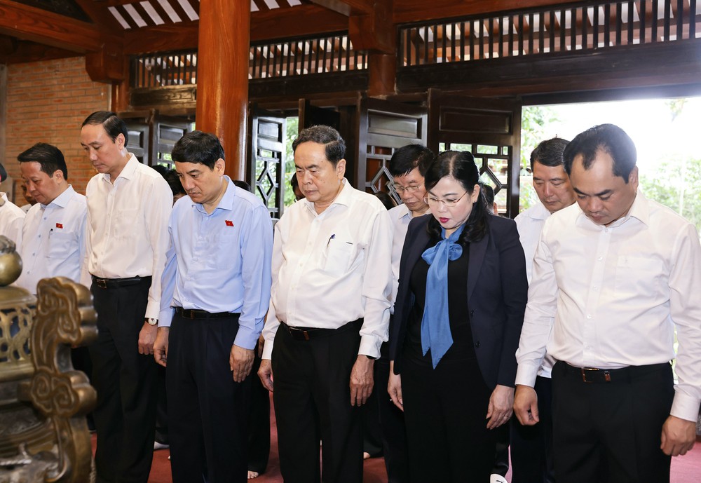 Chủ tịch Quốc hội Trần Thanh Mẫn tri ân các Anh hùng Liệt sỹ, người có công tại tỉnh Thái Nguyên - Ảnh 1.