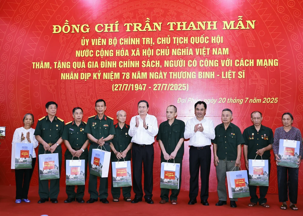 Chủ tịch Quốc hội Trần Thanh Mẫn tri ân các Anh hùng Liệt sỹ, người có công tại tỉnh Thái Nguyên - Ảnh 12.