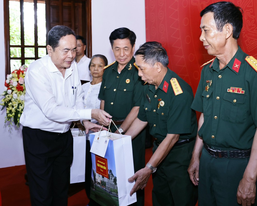 Chủ tịch Quốc hội Trần Thanh Mẫn tri ân các Anh hùng Liệt sỹ, người có công tại tỉnh Thái Nguyên - Ảnh 10.