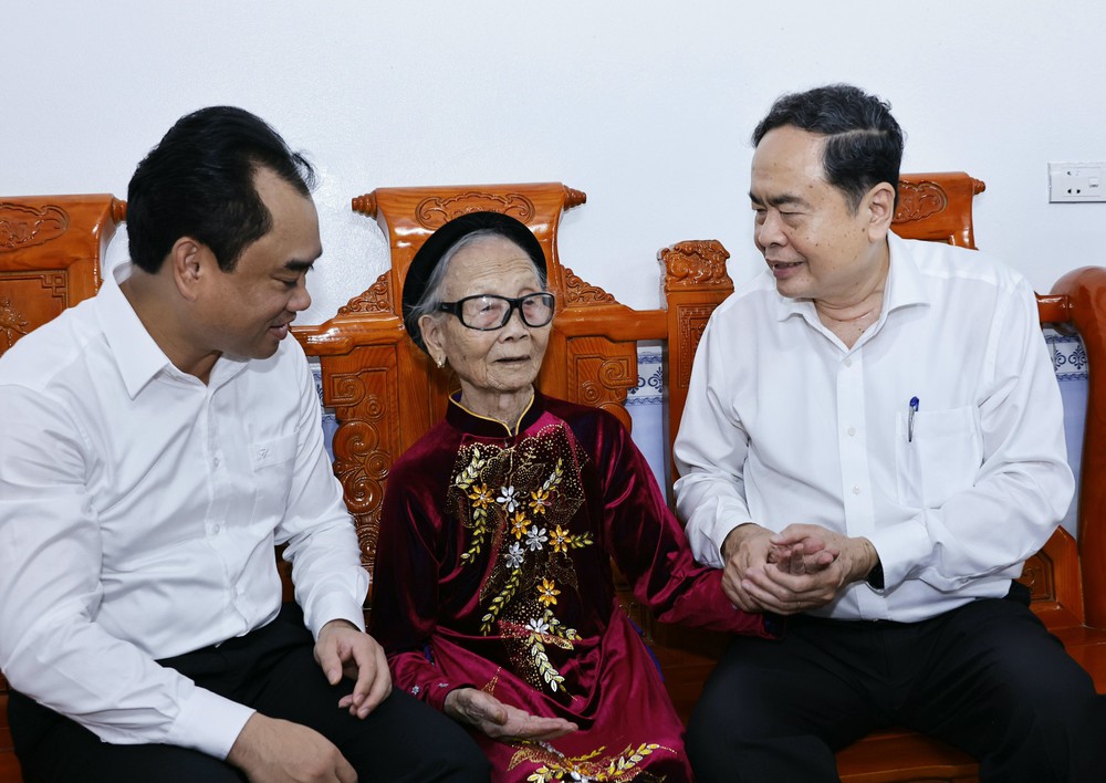 Chủ tịch Quốc hội Trần Thanh Mẫn tri ân các Anh hùng Liệt sỹ, người có công tại tỉnh Thái Nguyên - Ảnh 6.