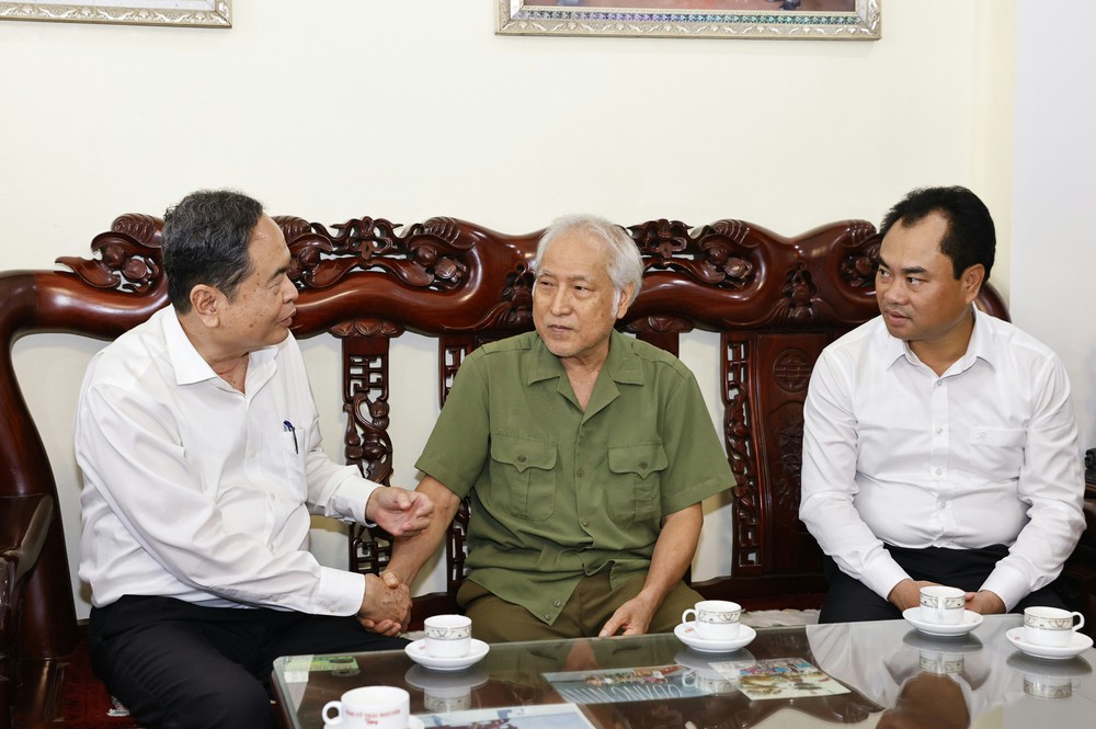 Chủ tịch Quốc hội Trần Thanh Mẫn tri ân các Anh hùng Liệt sỹ, người có công tại tỉnh Thái Nguyên - Ảnh 8.