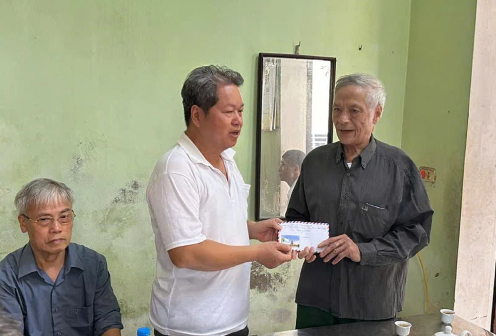 Vụ lật tàu trên vịnh Hạ Long: Kịp thời thăm hỏi gia đình có người thân tử vong - Ảnh 1.
