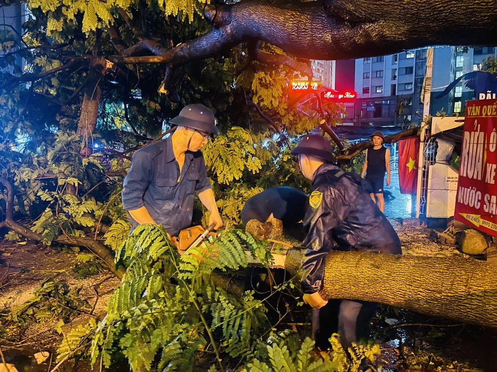 Thời tiết ngày 20/7: Bão đổi hướng, có khả năng mạnh thêm và hướng về đất liền bán đảo Lôi Châu (Trung Quốc) - Ảnh 3.
