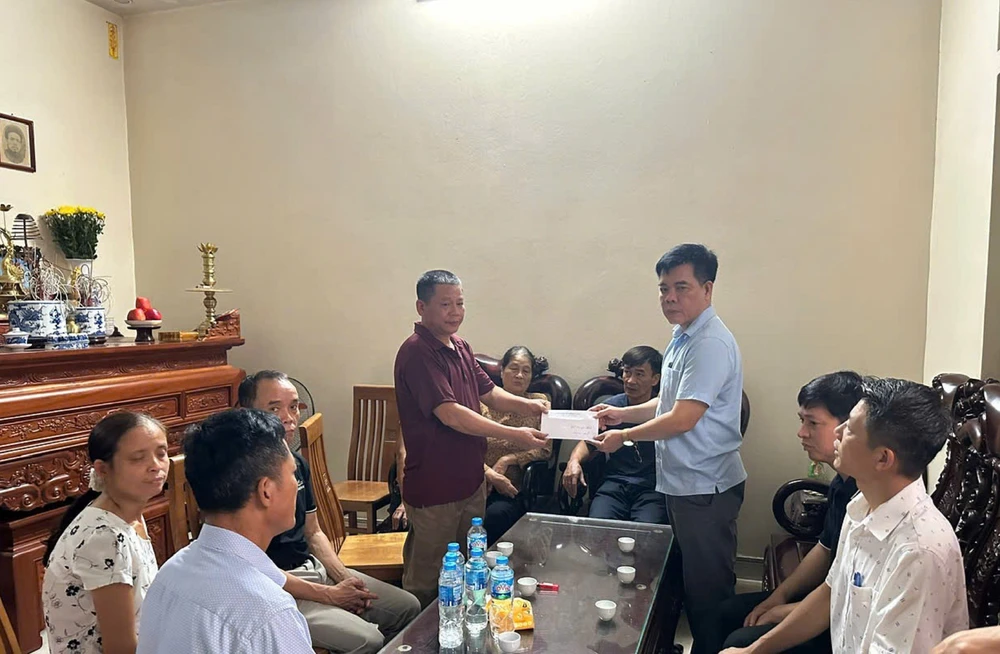 Vụ lật tàu trên vịnh Hạ Long: Kịp thời thăm hỏi gia đình có người thân tử vong - Ảnh 2.