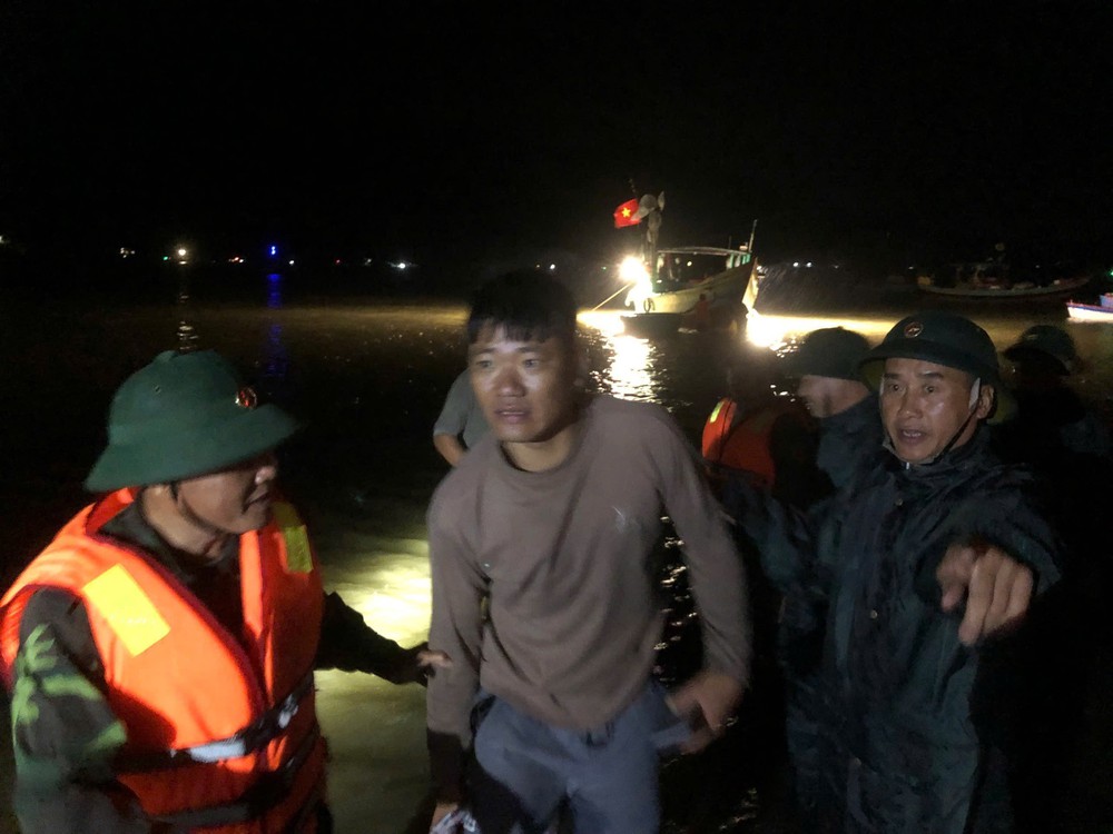 Hà Tĩnh cứu 34 người trên tàu chìm ở biển Thiên Cầm vào bờ an toàn - Ảnh 1.