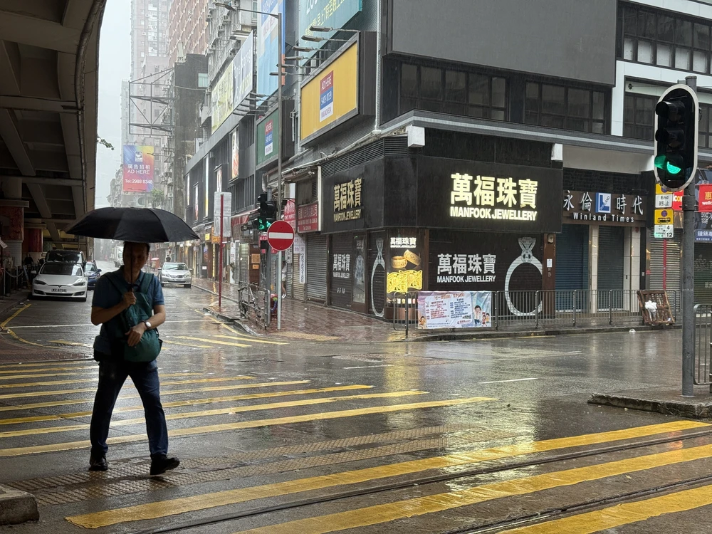 Hong Kong (Trung Quốc) nâng mức cảnh báo bão Wipha lên mức cao nhất - Ảnh 3.
