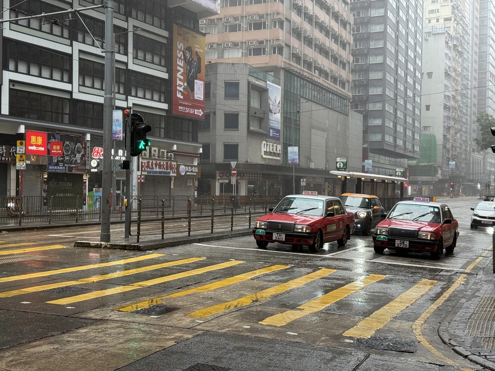 Hong Kong (Trung Quốc) nâng mức cảnh báo bão Wipha lên mức cao nhất - Ảnh 6.
