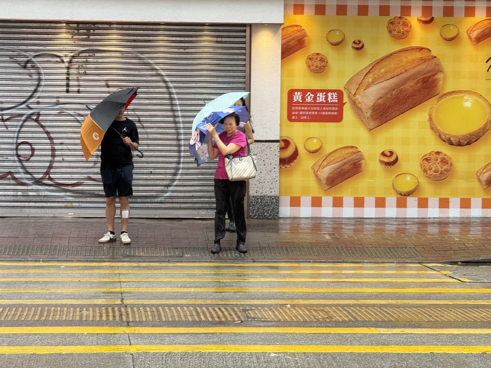 Hong Kong (Trung Quốc) nâng mức cảnh báo bão Wipha lên mức cao nhất - Ảnh 1.