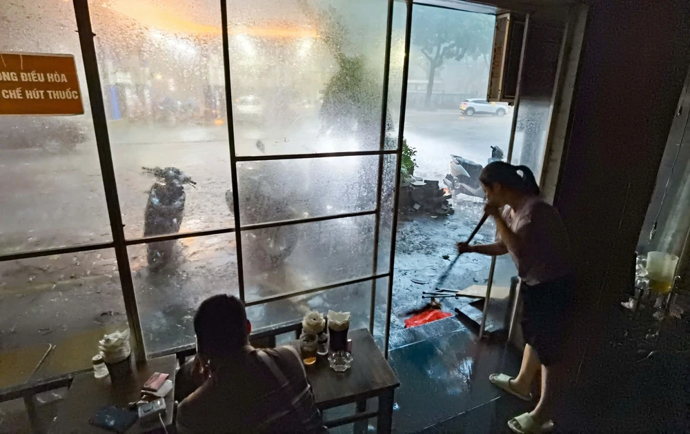 Khoảng 102.000 khách hàng ở miền Bắc bị gián đoạn sử dụng điện do giông lốc chiều 19/7 - Ảnh 2.