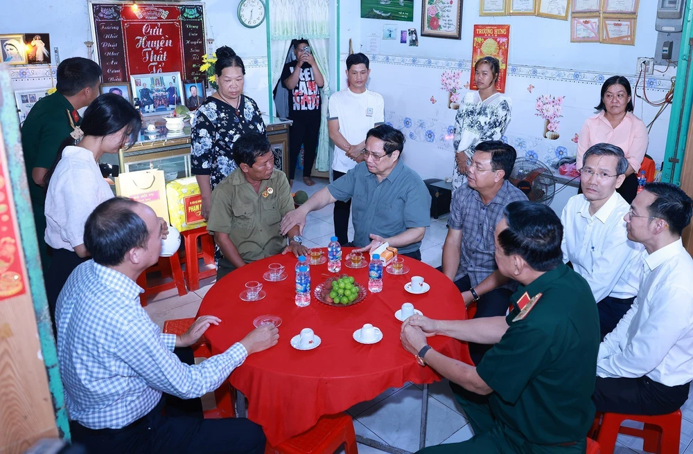 Thủ tướng thăm người có công với cách mạng tại tỉnh An Giang - Ảnh 6.