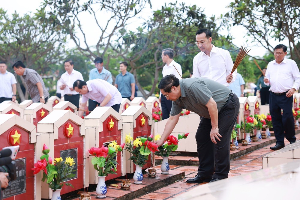 Thủ tướng thăm người có công với cách mạng tại tỉnh An Giang - Ảnh 4.