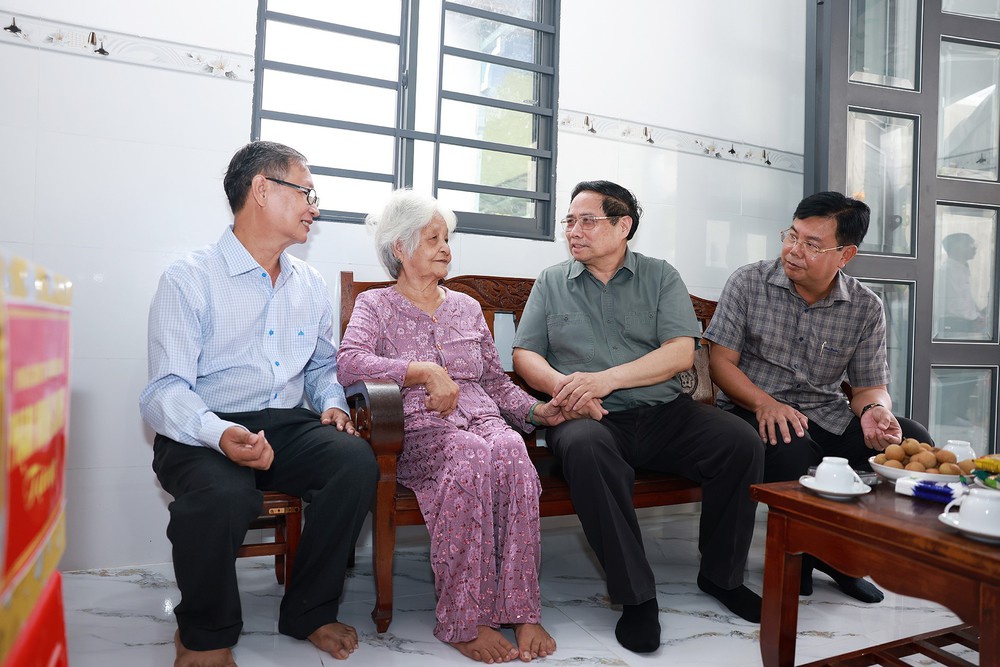 Thủ tướng thăm người có công với cách mạng tại tỉnh An Giang - Ảnh 8.