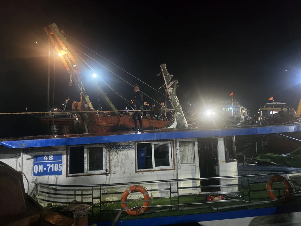 Tạm dừng toàn bộ tour du thuyền Hạ Long để tránh bão - Ảnh 1. Tạm dừng toàn bộ tour du thuyền Hạ Long để tránh bão - Ảnh 1.