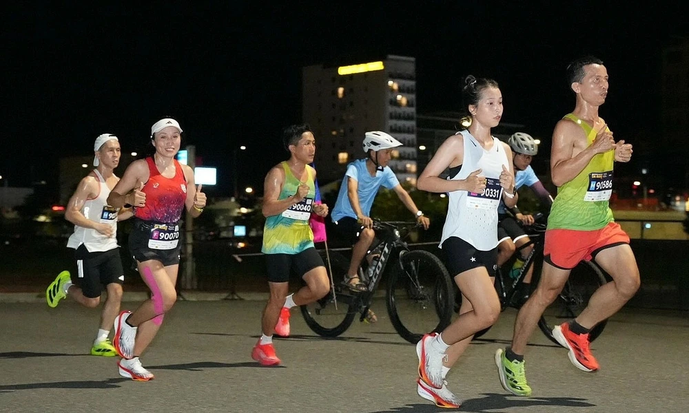 VnExpress Marathon Đà Nẵng 2025: Nữ runner bỏ cuộc khi cách đích 20 mét, mất chức vô địch đáng tiếc - Ảnh 1.