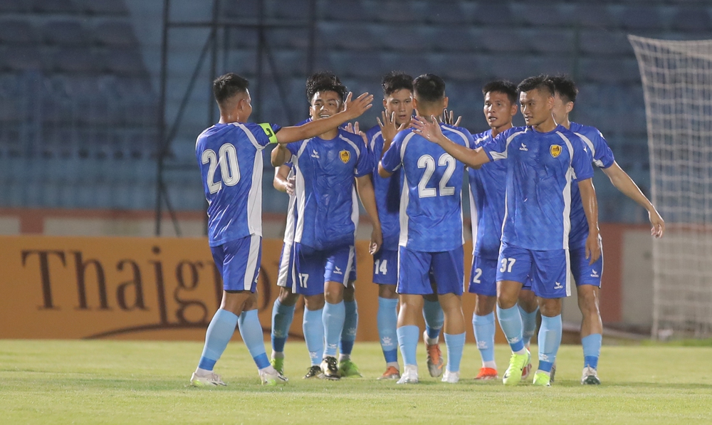 CLB Quảng Nam sáp nhập với SHB Đà Nẵng, V-League 2025/26 chỉ còn 13 đội? - Ảnh 1.